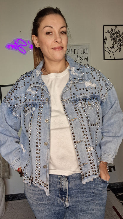 Giacca Jeans Oversize con Borchie e Strappi