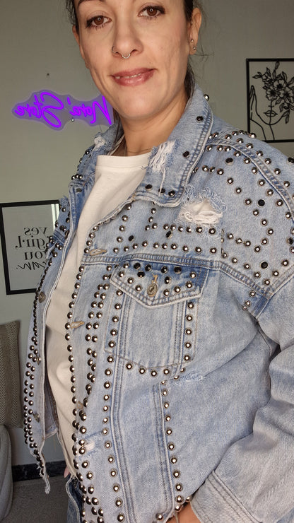 Giacca Jeans Oversize con Borchie e Strappi
