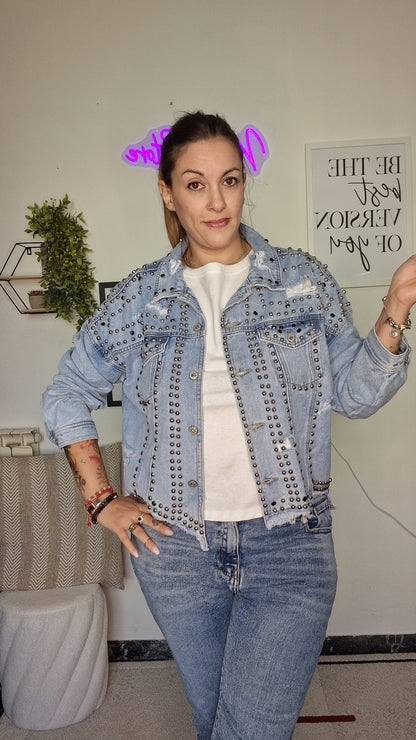 Giacca Jeans Oversize con Borchie e Strappi