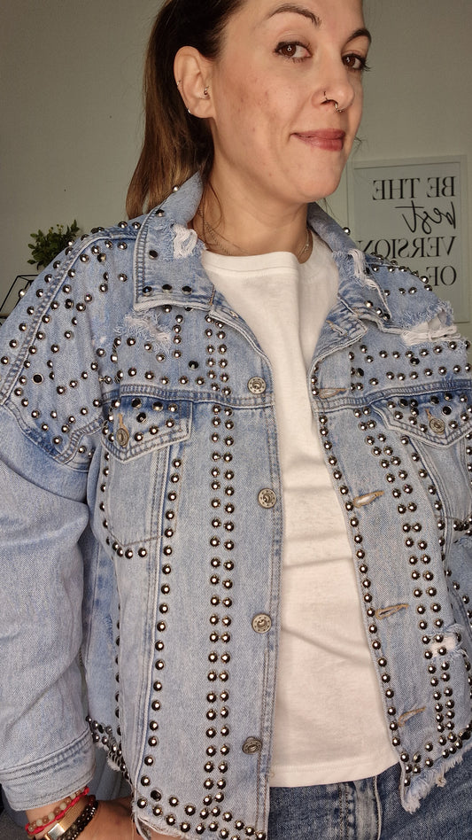 Giacca Jeans Oversize con Borchie e Strappi