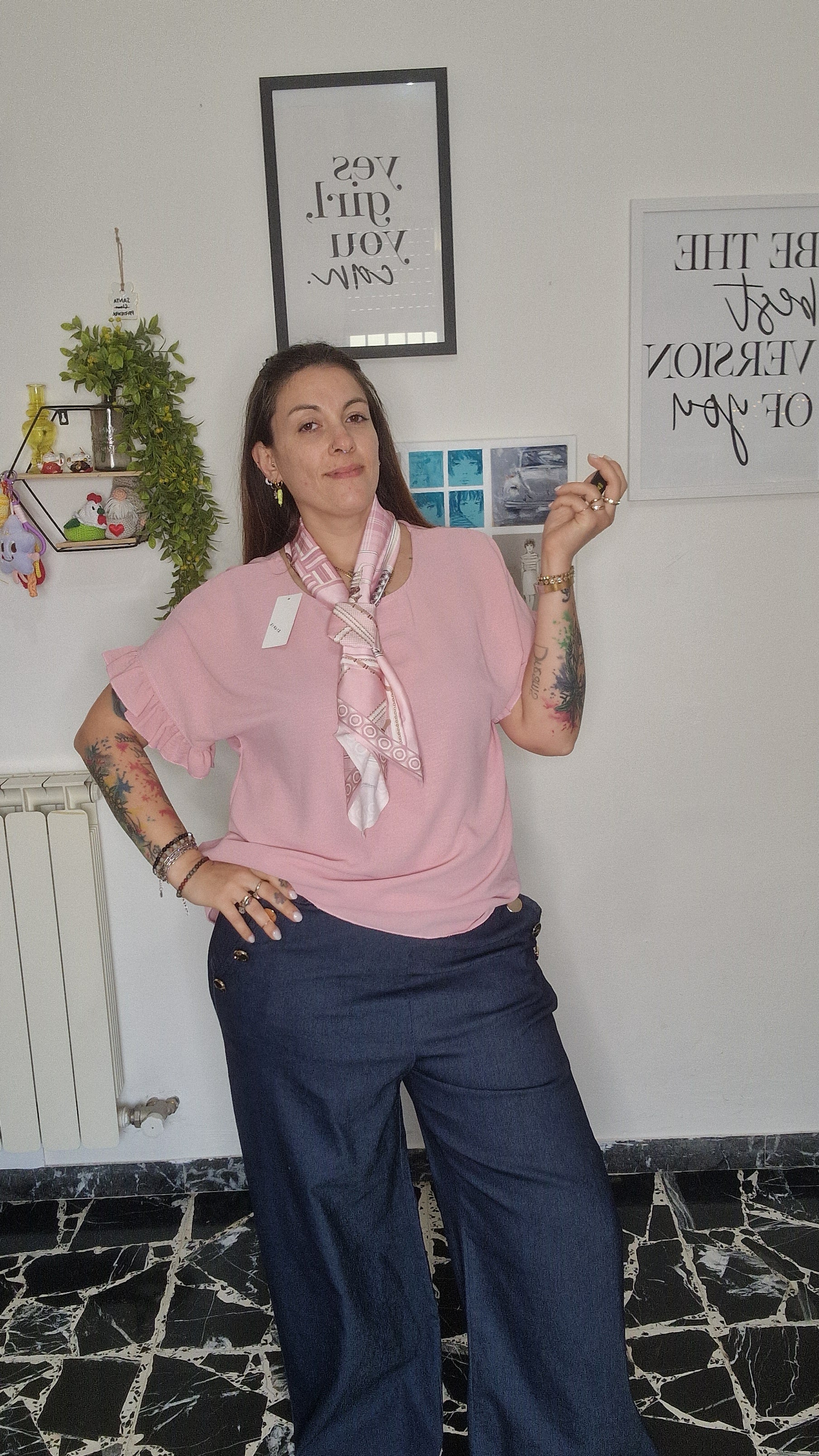 Maglia con manica a sbuffo e cravatta foulard