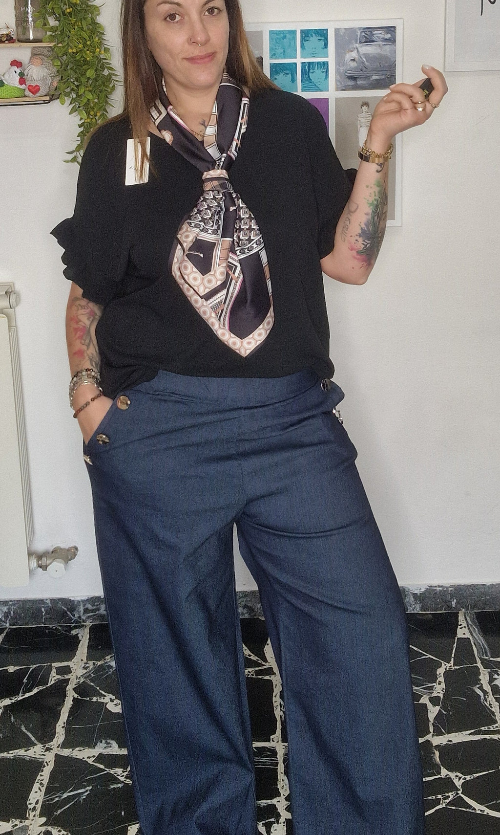 Maglia con manica a sbuffo e cravatta foulard