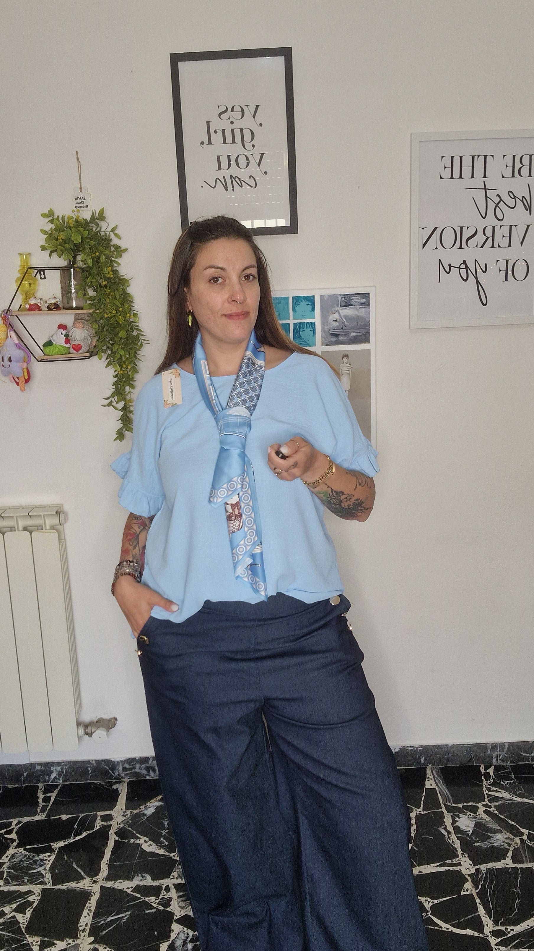 Maglia con manica a sbuffo e cravatta foulard