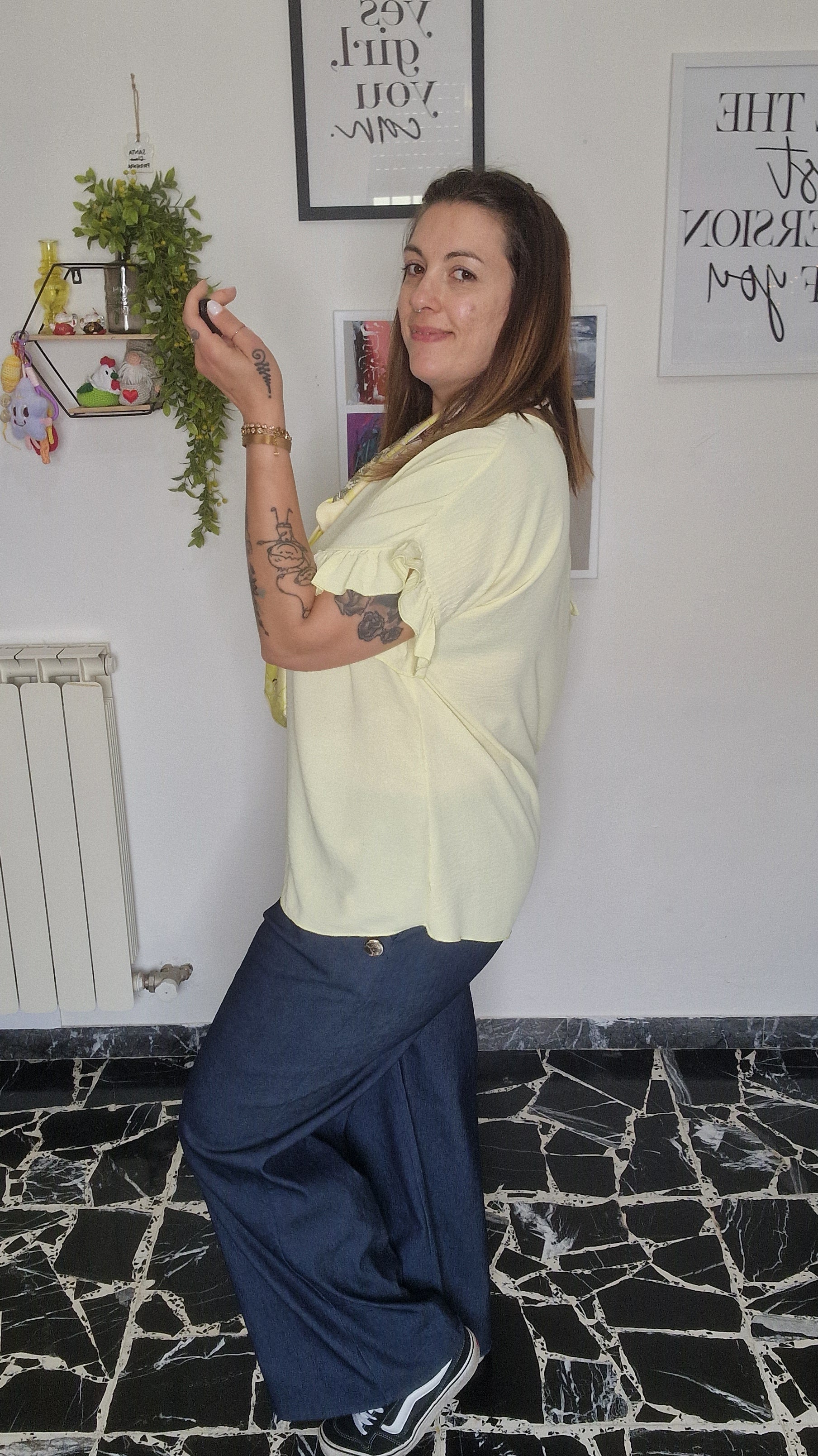 Maglia con manica a sbuffo e cravatta foulard