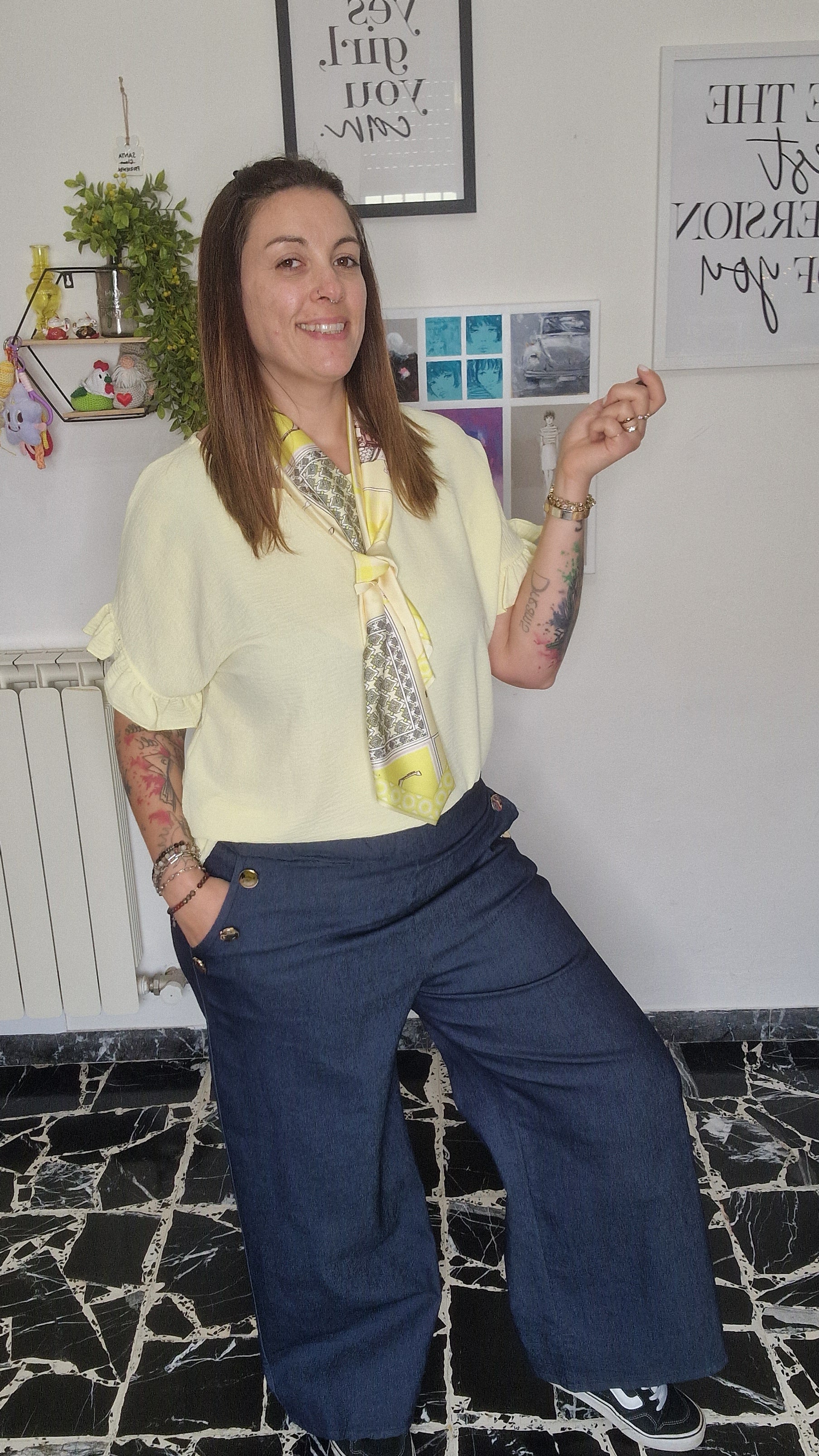 Maglia con manica a sbuffo e cravatta foulard