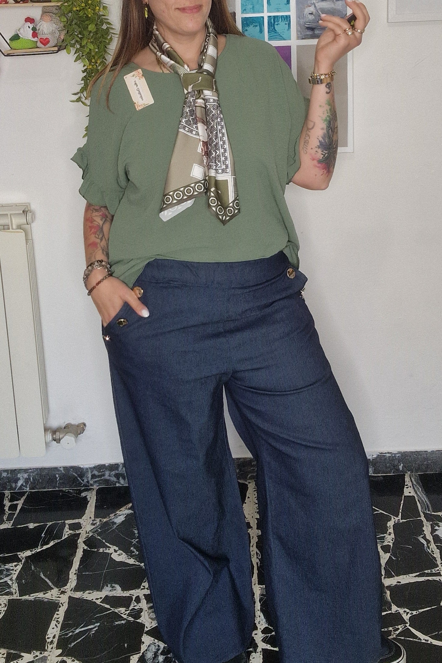 Maglia con manica a sbuffo e cravatta foulard
