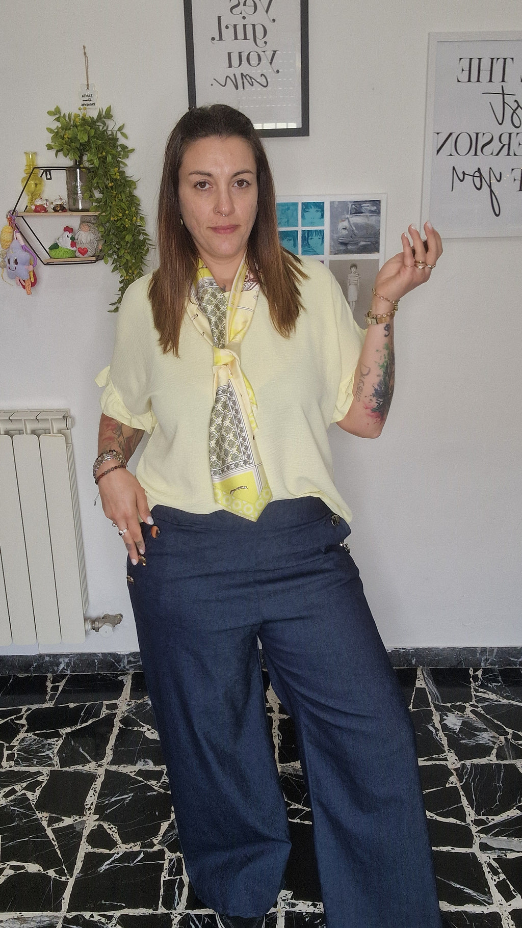 Maglia con manica a sbuffo e cravatta foulard